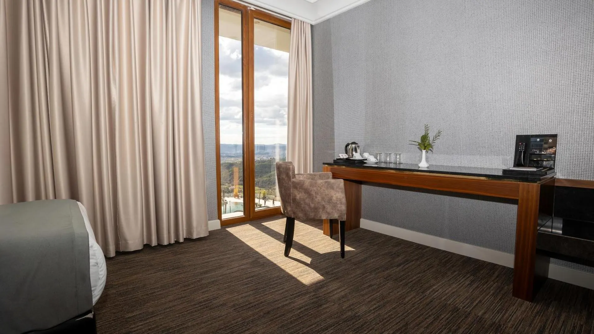 Linze Select Hill Resort מלון